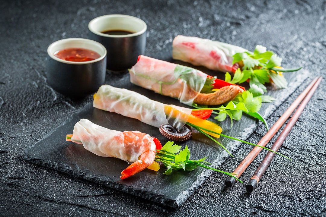 Spring,Rolls,With,Vegetables,,Seafood,And,Sauce
